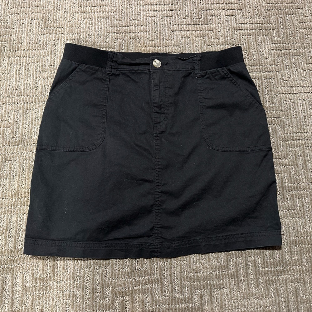Women's size 10M, black, Lee Rider's, midrise, single buttoned skirt